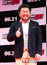 组图：高贤贞等牵手为新片《Miss GO》造势