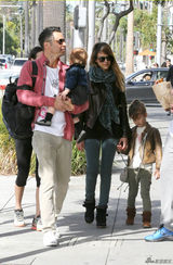 组图：阿尔芭一家外出用餐 爱女潮装初长成