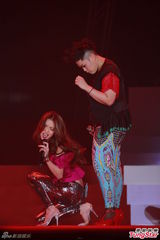 组图：薛凯琪女女贴身热舞 耳鬓厮磨动作暧昧