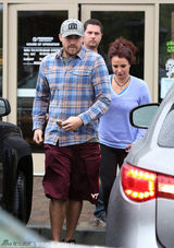 组图：布兰妮素颜携手男友逛街 不复往日靓丽