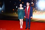组图：2013微博之夜红毯 设计师兰玉携手邓飞