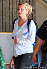 组图：布兰妮一家飞抵夏威夷 小甜甜遮腹疑似怀孕