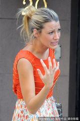 组图：莱弗利碎花裙赶拍《绯闻女孩》 搞怪表情不断