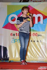 组图：SJ-M周觅推个人新书 愿做肌肉男拍写真集