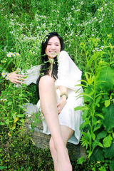 组图：阿朵花丛魅力写真 散发天然性感