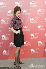 《三》媒体见面会 苏菲-罗艺斯获两男星揽腰护花