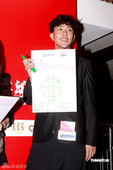 幻灯图：卫兰出席活动可爱调皮 自曝四年没拍拖 