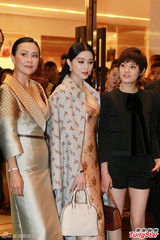 组图：刘嘉玲睡袍装秀美胸 孙俪否认百万片酬