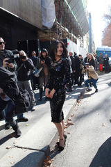 组图：高圆圆与莫妮卡同台看秀绽放米兰