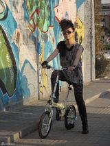 幻灯图集：姚贝娜最新MV《只因为爱》造型雷人