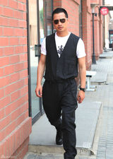 组图：何晟铭街拍连身裤搭T恤