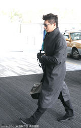 组图：吴奇隆灰色长款大衣亮相 戴眼镜气质斯文