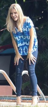 组图：名模乔安娜真空露背逗狗 圆润双乳大走光