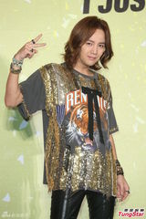 高清图：张根硕闪亮赴台全程搞怪猪不离手