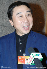 幻灯图：冯巩政协会议积极参与小组讨论 表情逗趣