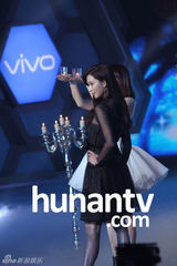 组图：林志玲黑色蕾丝短裙与何炅比高