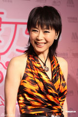 组图：粉红康乃馨徐若瑄支持公益 叶童陈美琪比美 