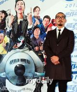 组图：河正宇新片首映 高成熙透视装露臀抢镜