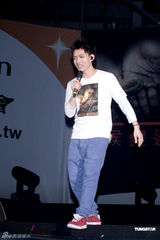 幻灯图：萧亚轩黄立行等献爱心 放声夕阳音乐会