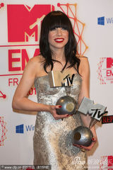 组图：吉普森获EMA最佳歌曲后台秀奖杯显羞涩