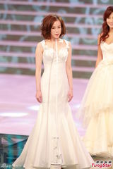 组图：港姐总决赛低胸白裙开场 舞台梦幻唯美