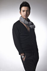 组图：赵正阳时尚造型尽显雅痞风尚