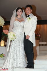 组图：钱嘉乐汤盈盈大婚 新娘巨乳大肚与新郎热吻