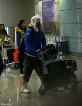 幻灯图：孙楠潘蔚滑雪度假机场秀甜蜜 兄弟夏雨随行