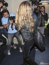 组图：邦辰抱女机场遭围堵 萝莉竖拇指比赞卖萌