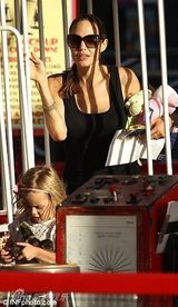 组图：朱莉带龙凤胎玩遍游乐场 母女抱玩偶卖萌