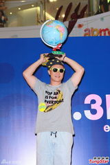 组图：陈奕迅新专辑签名会搞怪拍照