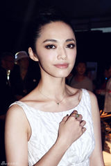 高清图：姚晨白裙清新手包惹眼 戴婚戒心情好