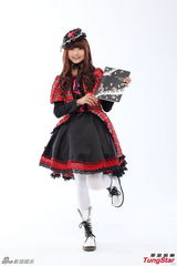 组图：14岁许雅涵获封宅男女神 玩女仆清纯诱惑