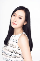 组图：刘一缇写真清丽妩媚秀香肩