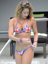 组图：健美教练詹妮弗国旗比基尼泳池湿身调衣