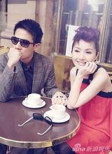 组图：杨千嬅再秀唯美婚纱 巴黎浪漫骑旋转木马