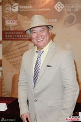 组图：万梓良演话剧《茶馆》 患糖尿病少吃淀粉