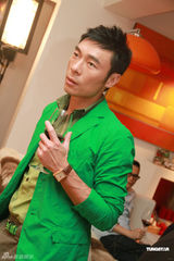 组图：许志安为新歌《心照不宣》拍MV