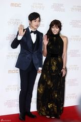 高清图：尹恩惠金秀贤JYJ亮相MBC演技大赏红毯