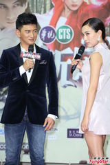 组图：吴奇隆马苏为新戏宣传粉丝热情接机