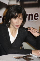 高清图：苏菲玛索上海宣传新片 跳上椅子供记者拍照