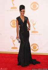 组图：肖恩-罗宾森亮相艾美红毯黑裙典雅