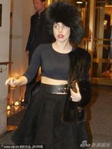 组图：LadyGaga黑毛裘帽露脐装外出 迷离翻白眼