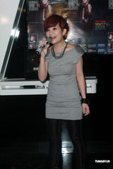 组图：梁静茹宣传新碟获赠私家麦 不知林熙蕾结婚 