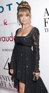 组图：妮可-里奇黑裙亮相复古优雅