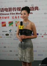 幻灯图：殷桃优雅亮相 两款别致礼服显古典贵气