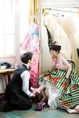 组图：张娜拉拍摄最新婚纱写真 时而娇俏时而优雅