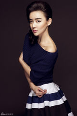 组图：袁姗姗气质写真曝光 知性大方微露香肩