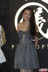 组图：舒淇戴眼镜知性亮相 露胸裙装性感优雅