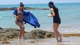 组图：卡戴珊泰国海滩度假 比基尼难掩丰乳肥臀